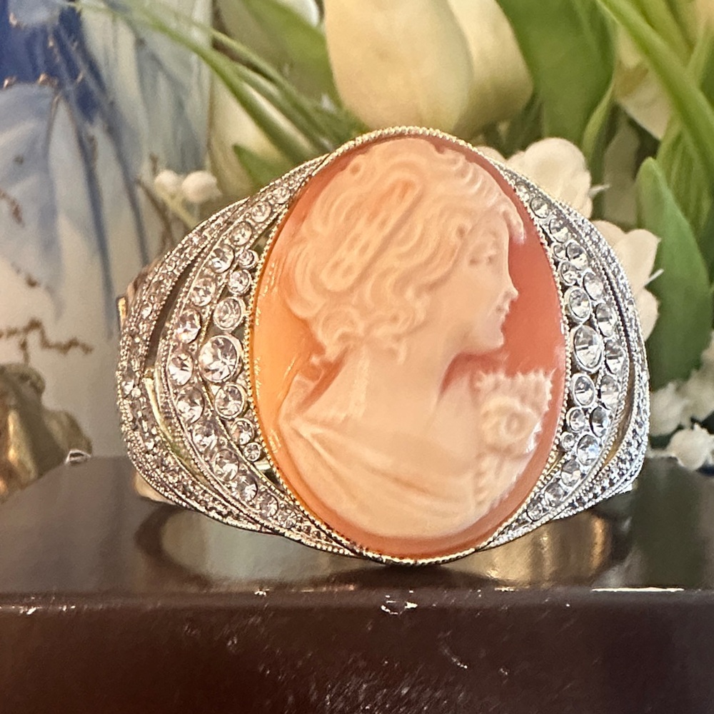 Vintage cameo bracelet by Amedeo